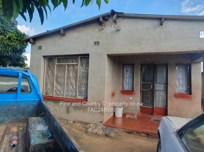 Four bedroom house for sale-Cowdray Park, Bulawayo