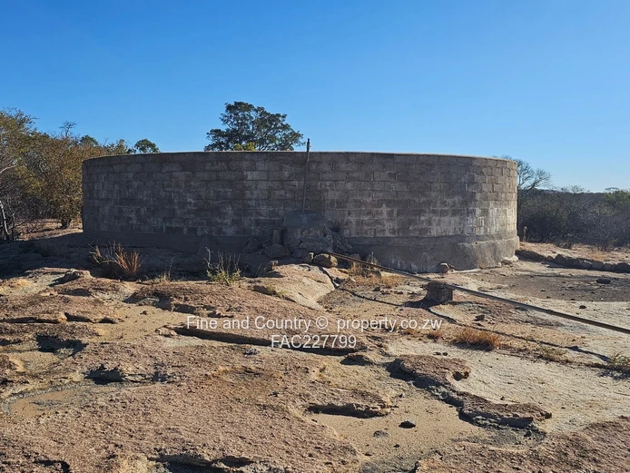 1718ha Plumtree Farm: Dam, Pump, Tractor & Outbuilds