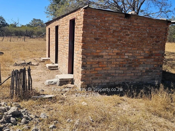 1718ha Plumtree Farm: Dam, Pump, Tractor & Outbuilds