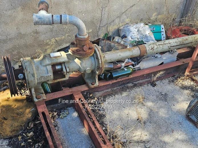 1718ha Plumtree Farm: Dam, Pump, Tractor & Outbuilds