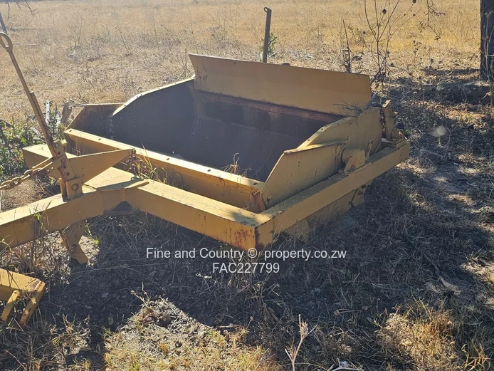 1718ha Plumtree Farm: Dam, Pump, Tractor & Outbuilds