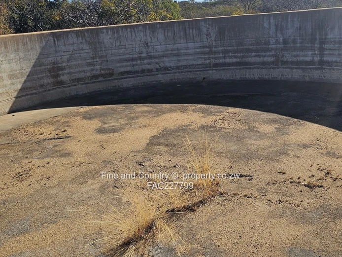 1718ha Plumtree Farm: Dam, Pump, Tractor & Outbuilds