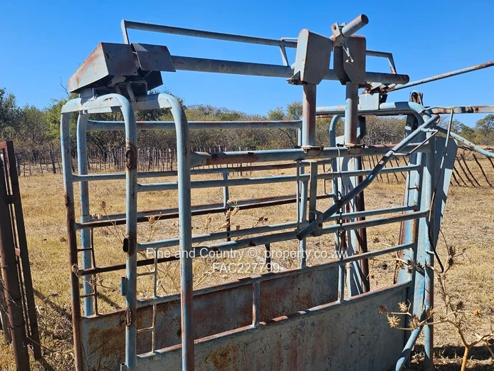 1718ha Plumtree Farm: Dam, Pump, Tractor & Outbuilds