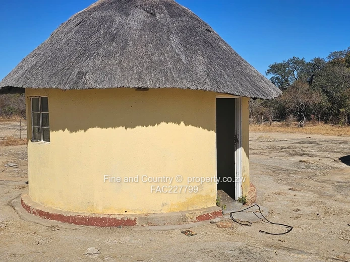 1718ha Plumtree Farm: Dam, Pump, Tractor & Outbuilds