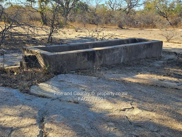 1718ha Plumtree Farm: Dam, Pump, Tractor & Outbuilds